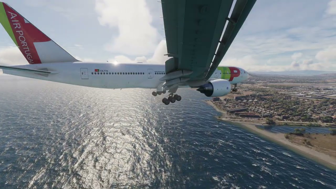 Самый большой самолет в Малаге! Boeing 777 авиакомпании TAP Air борется с сильным ветром (4K)