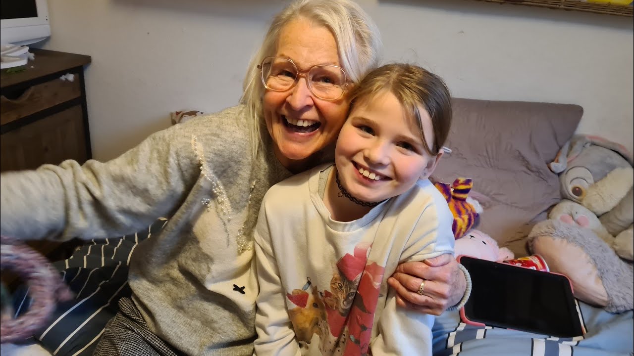Mormor & morfar kommer til æbleskive hygge 🎅Malle er kunstner👏