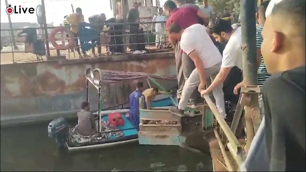 مشهد يبكي الحجر.. لحظة انتشال جثماني اثنين من ضحايا حادث معدية أبو غالب بعد ليلة كاملة في المياه