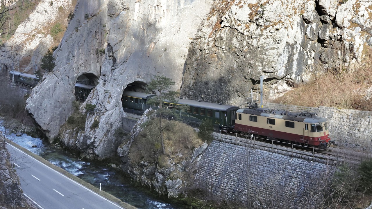 Чартерная поездка через Юру – Re 421 393 в пути с Swiss Classic Train | SwissRails