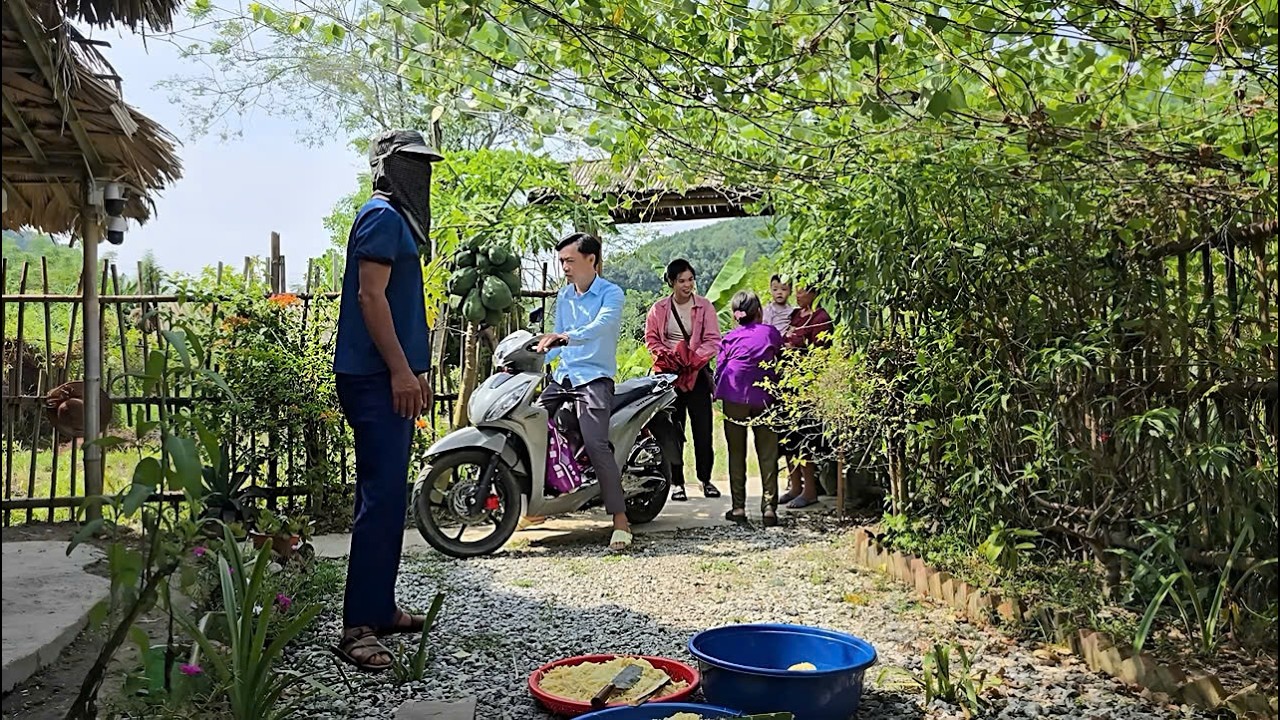 Bao and Man returned with their daughter and found Sinh Sinh's father at their home.