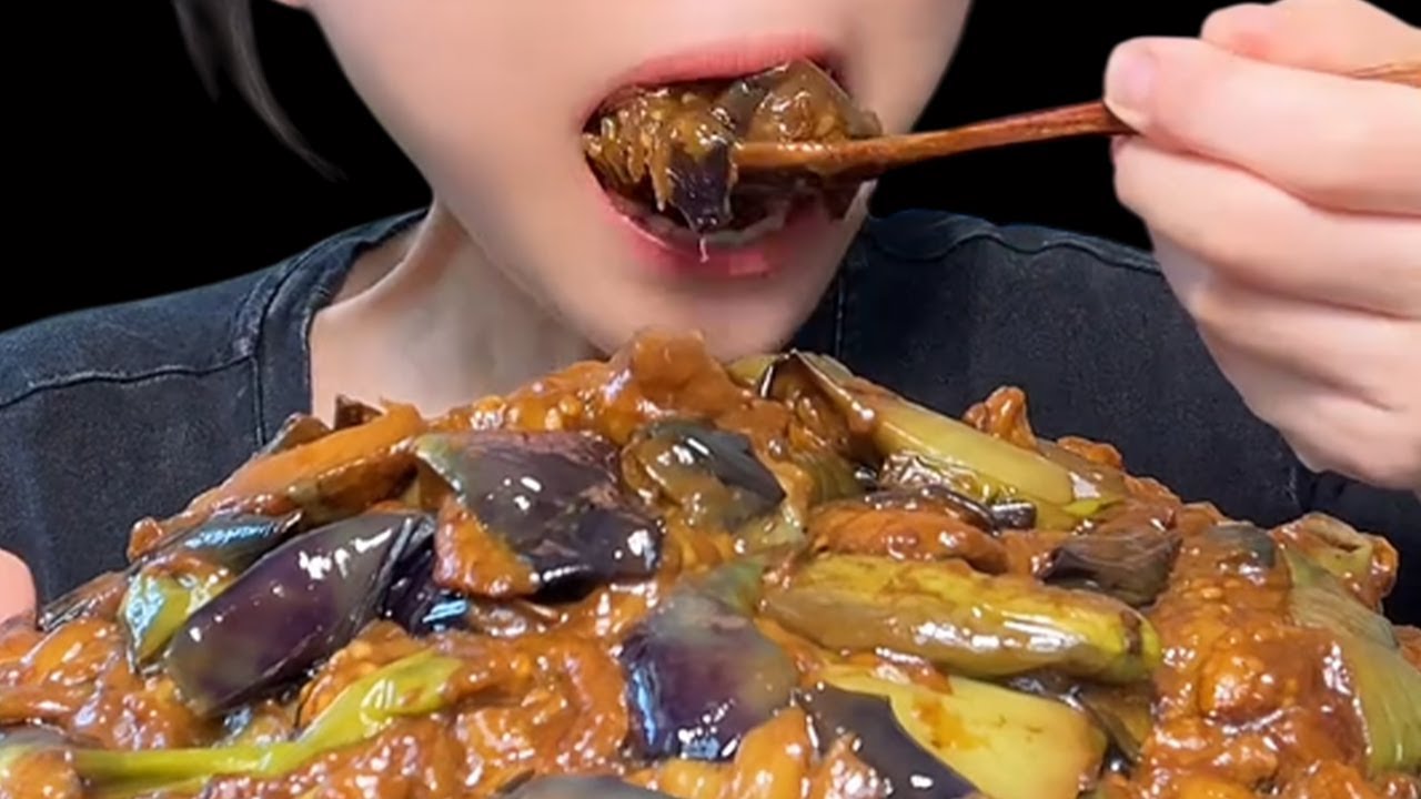 EATING CHINES FOOD | Home Cooked Meal - Hot rice