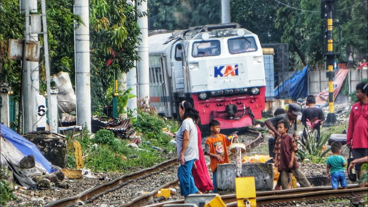 SISI GELAP PERKERETAPIAN JAKARTA KUMUH BANYAK SLUM AREA !