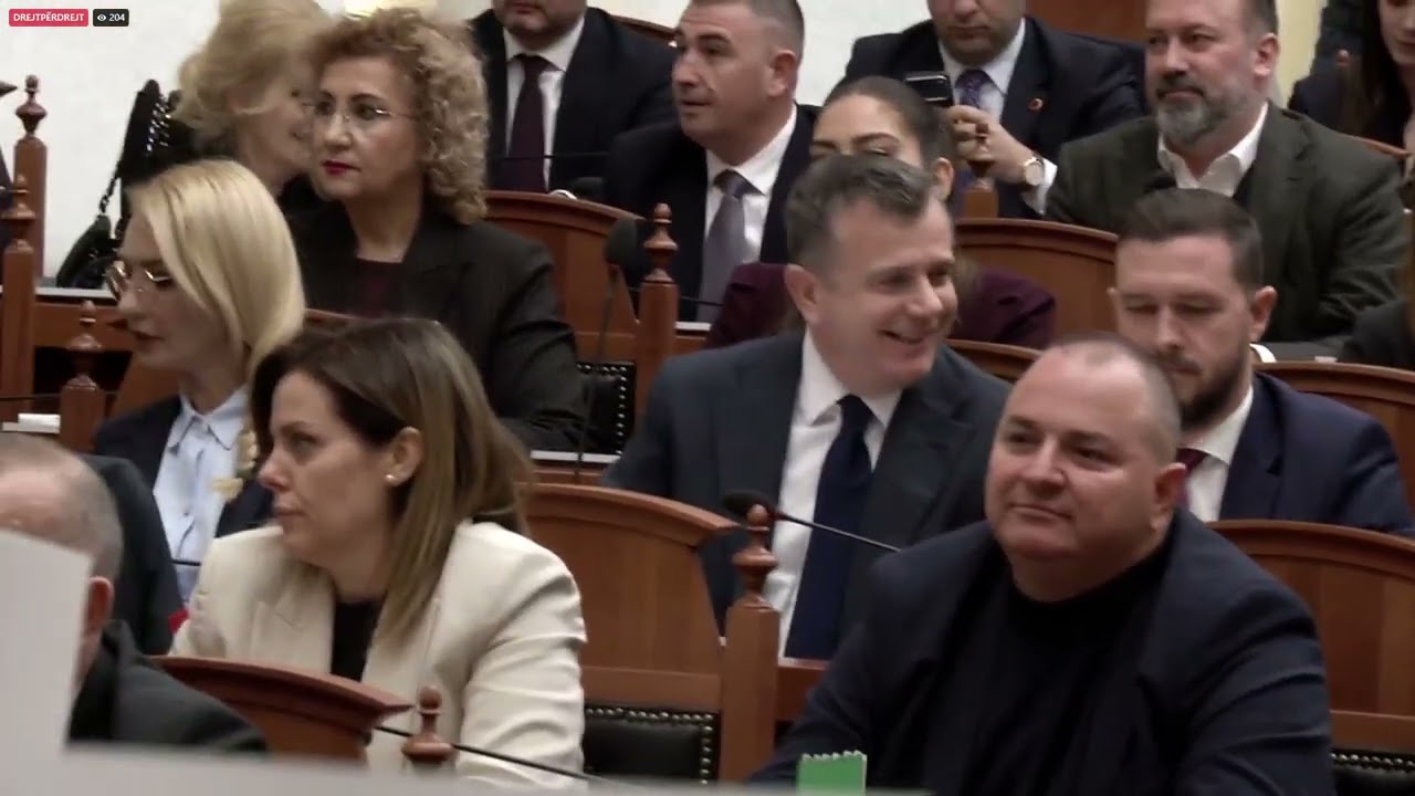 Top Channel/ ‘Rrëzohet kërkesa e SPAK për imunitetin e Ballukut’, Opozita godet tavolinat dhe...