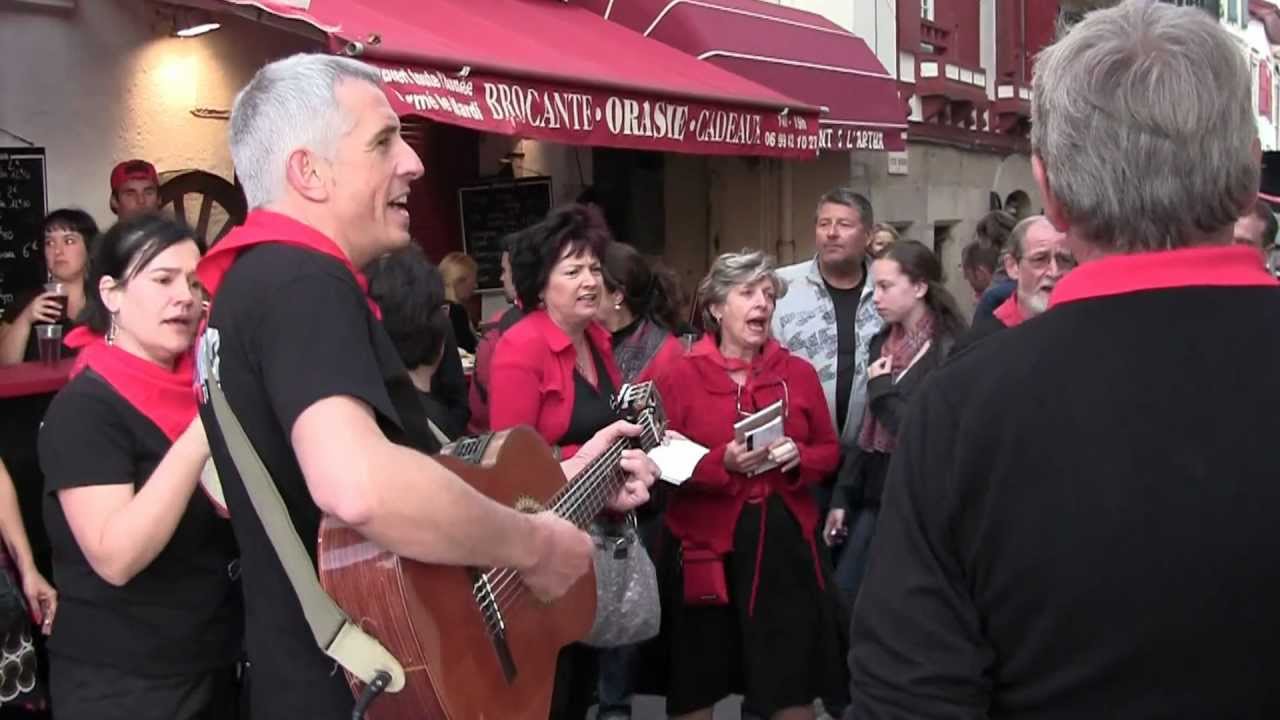 La Txaranga Kuxkuxtu rue de la République, ouverture des fêtes de St Jean-de-Luz