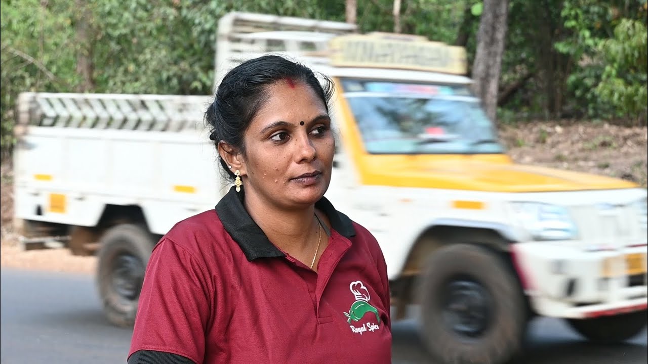 നാടുകാണിയിലെ വഴിയോരത്ത് റീന നിൽക്കുന്നത് എന്തിനാണെന്നല്ലെ. @sreenialakode8033