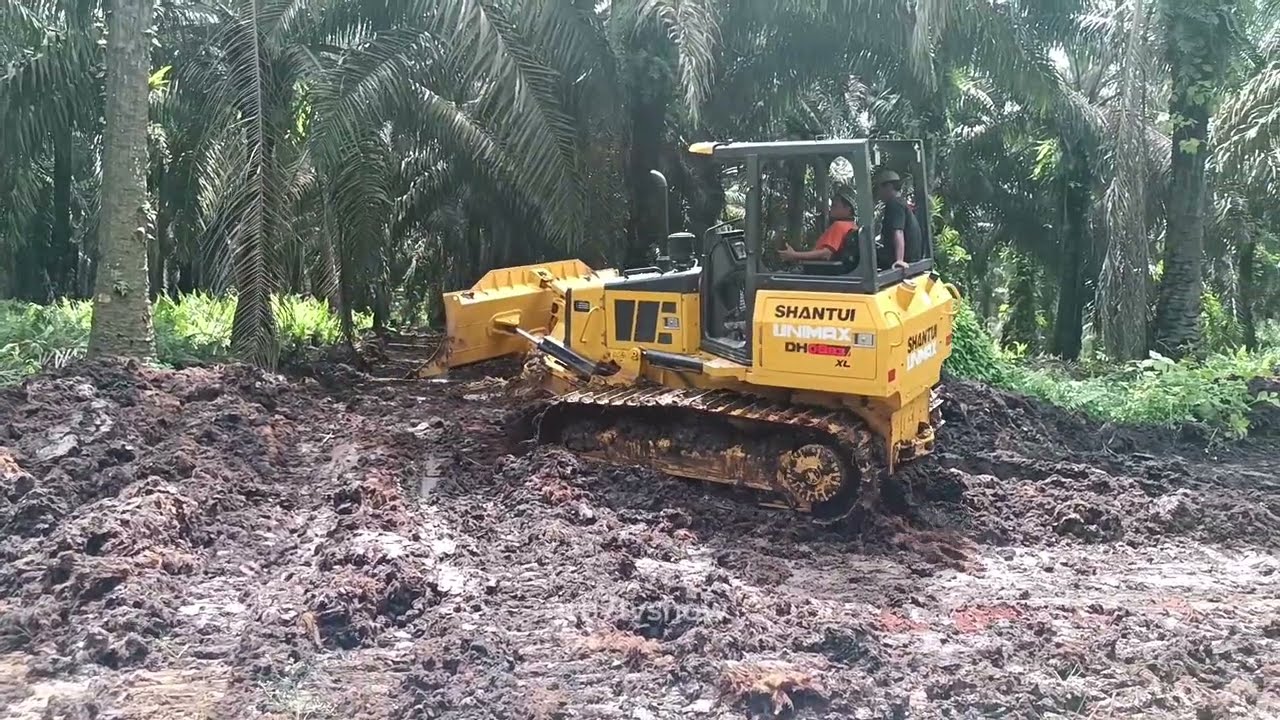 Shantui DH08-B3 Dozer Sweeps Collection Road