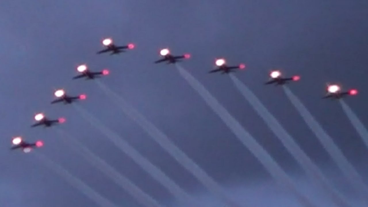 Amazing nightime flying by the Red Arrows @ Blackpool Airport