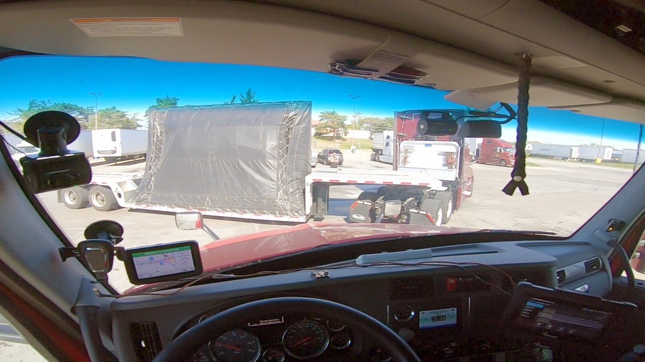 Don't back into me! Trainee backing.  Rookie Trucking Life.