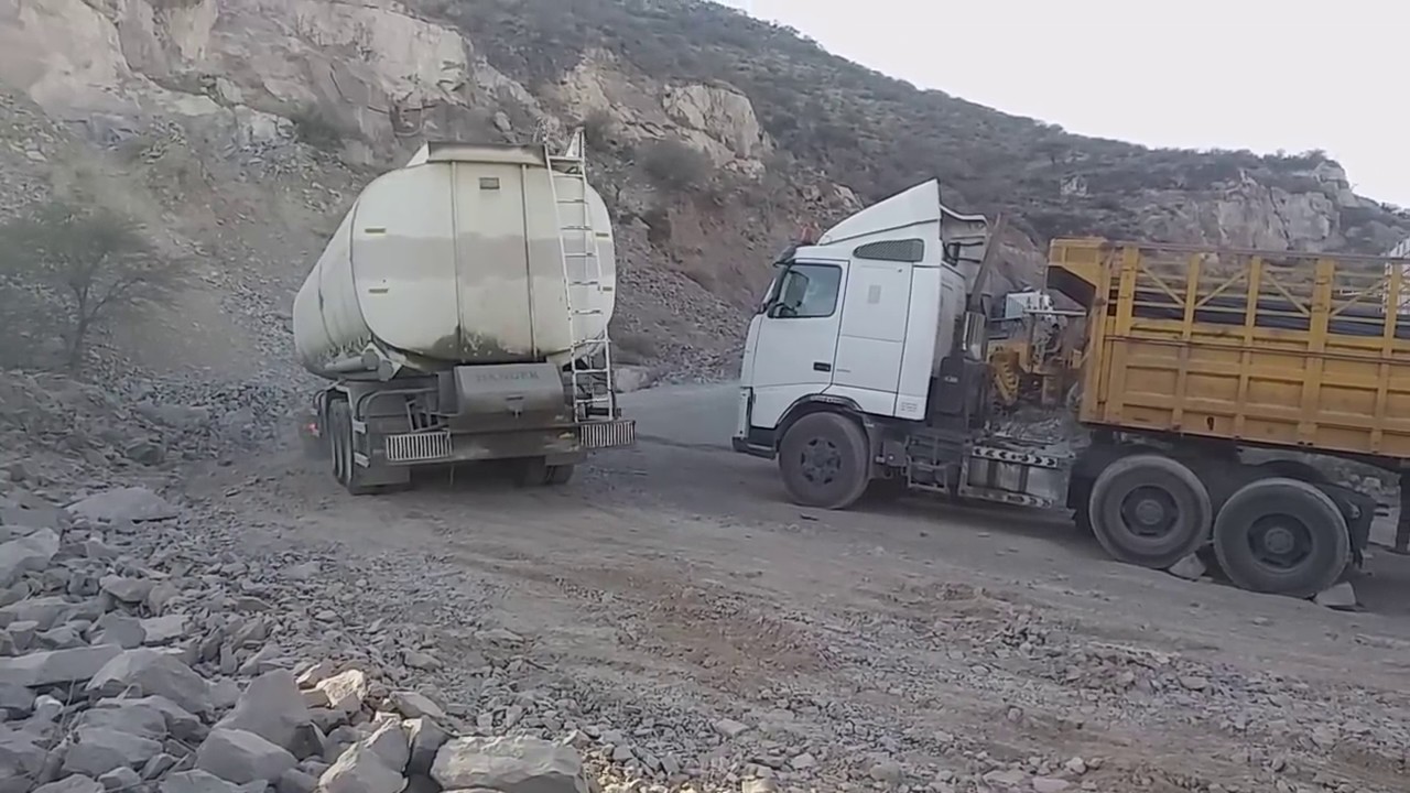 طريق وعره تمشي منها الشاحنات في اليمن