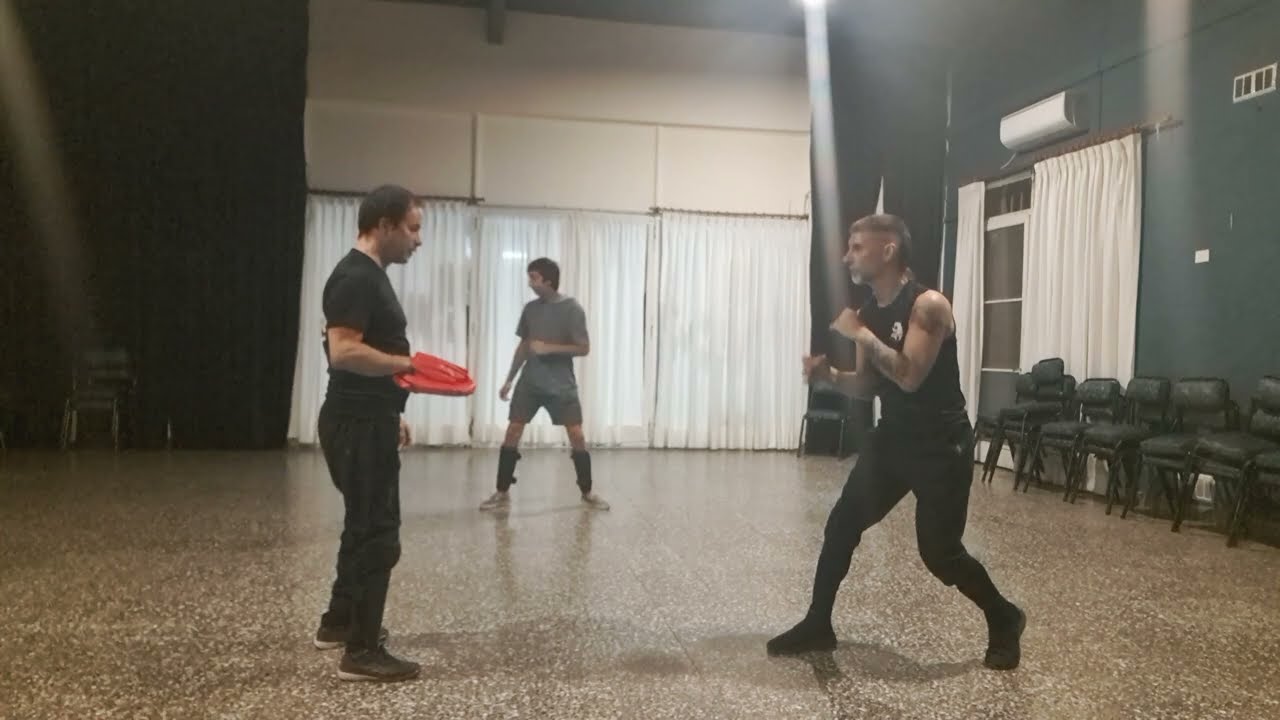 Jeet Kune Do  Argentina.  Intercepta ataque de patada frontal con patada lateral, puño encadenado