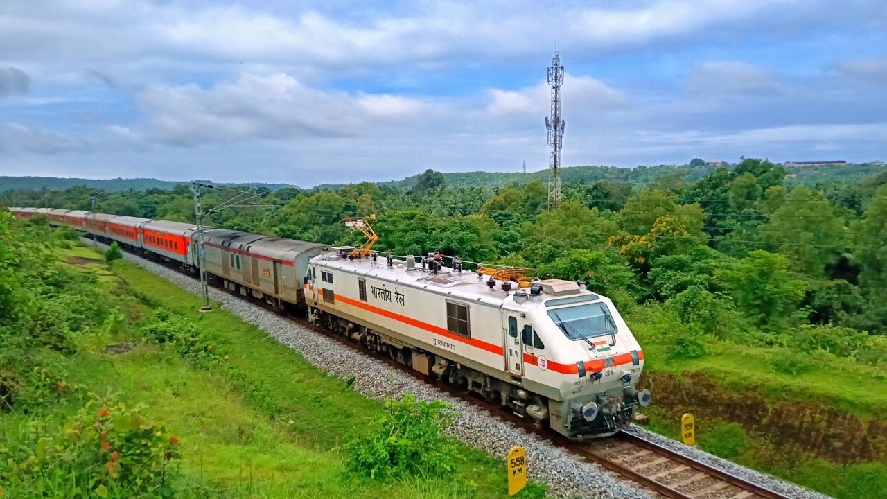 2 in 1 Konkan Durontos cross each other at Kumta | Aerodynamic WAP7 powers H. Nizamuddin Duronto.