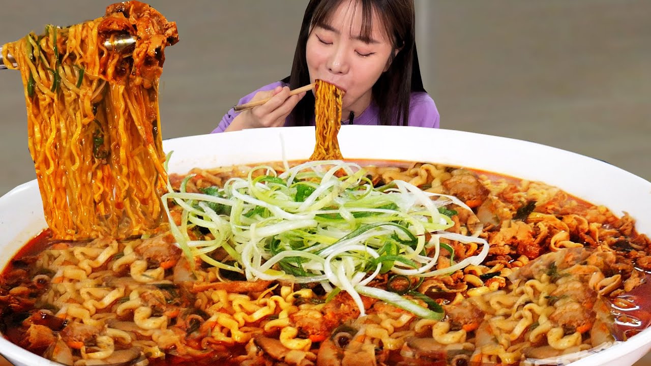 Корейская острая лапша быстрого приготовления Supersize со свиной грудинкой MUKBANGㅣRamen