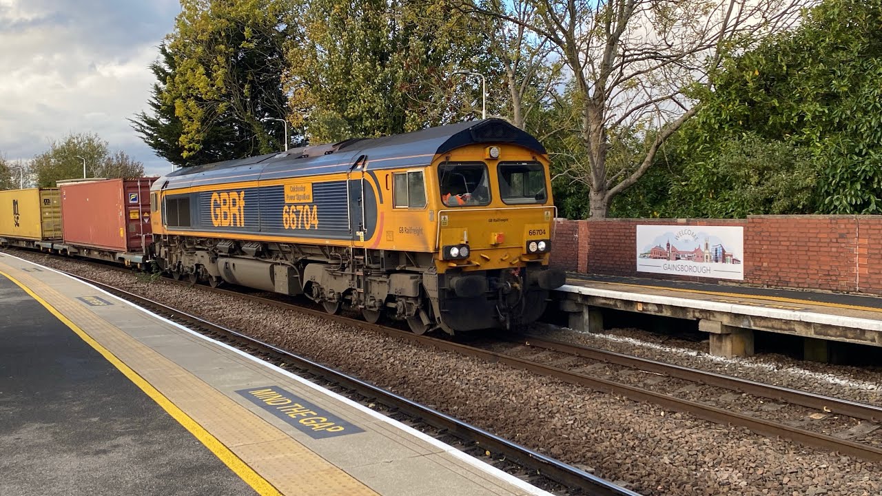 “Colchester power signalbox” 66704 4L14 with 47 containers 16;42 2E Lea Road 21/10/2025