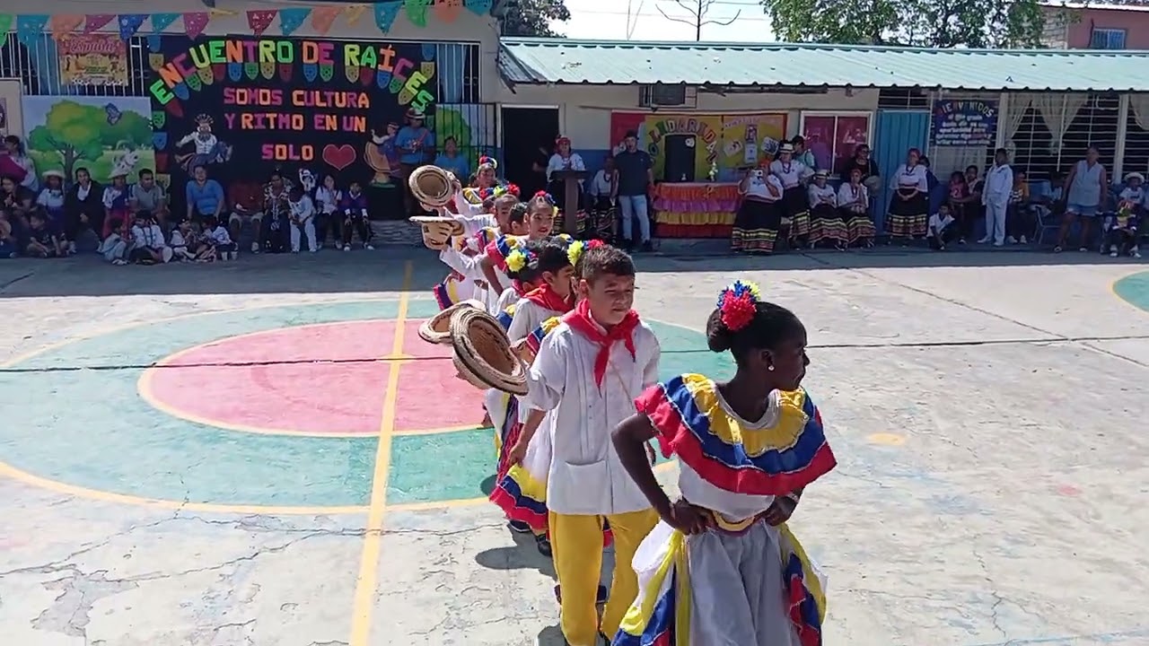 Presentación de 5to de Básica Eliam baile Cumbia chonera 
