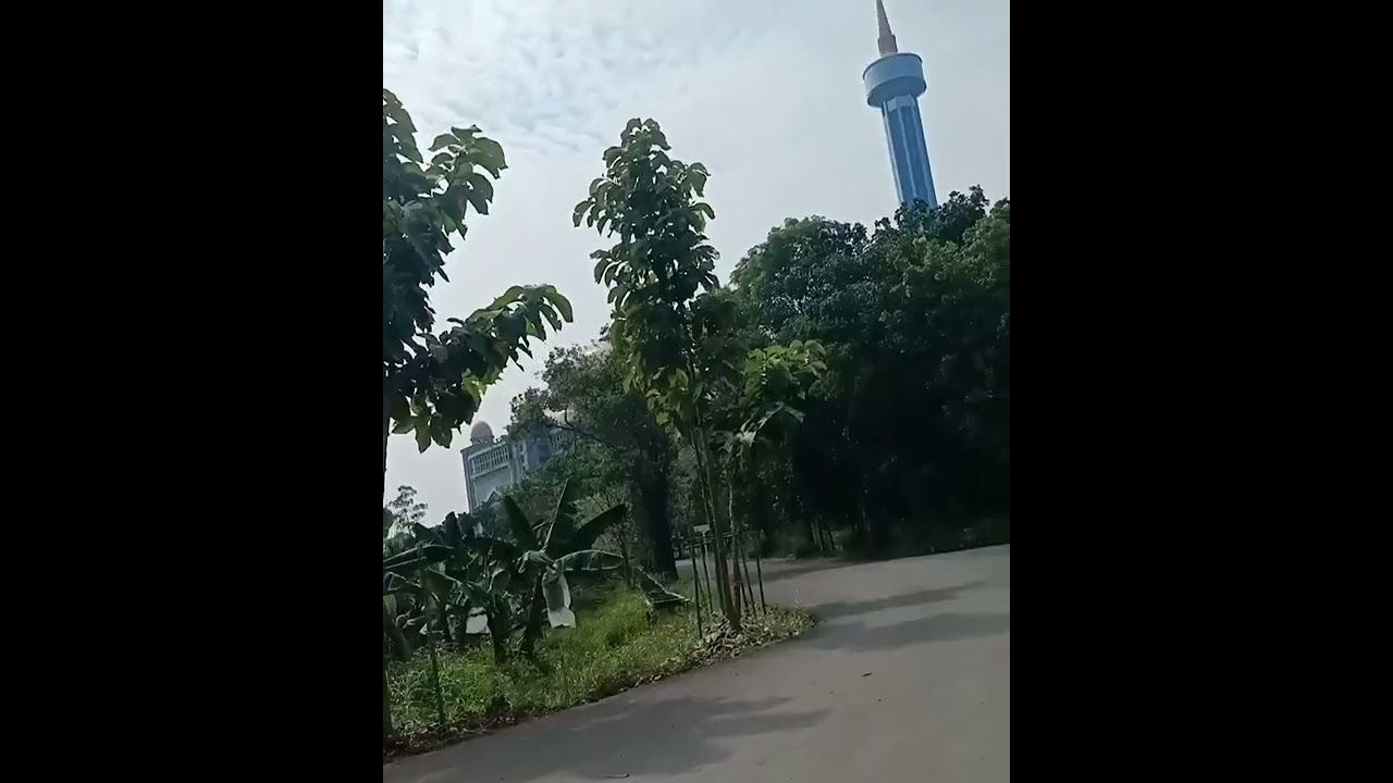 jalan  menuju pintu gerbang utama PONPES Al ZAYTUN gantar 0402 @ZHOYA_PROMEDIA