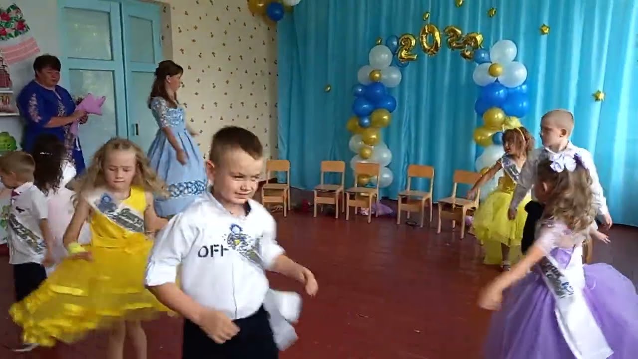 І летять, і летять пташенята...