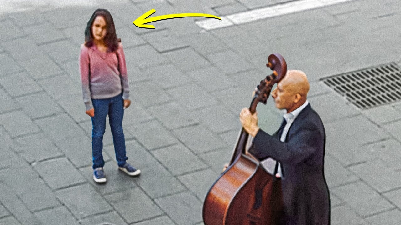 Ella No Sabía Que una Cámara la Estaba Mirando e Hizo Esto