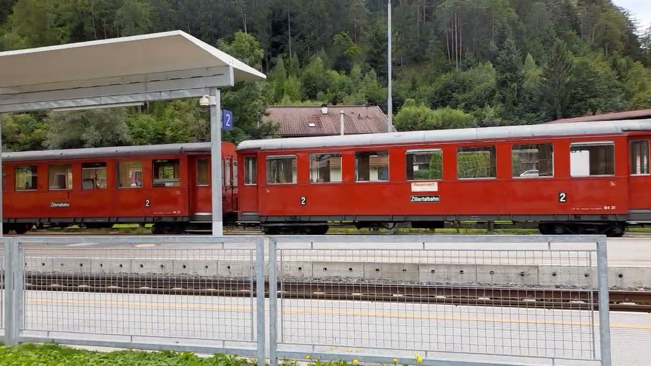 Nostalgiezug, Dampflok, Zillertalbahn f&auml;hrt ein in Strass, Zillertal, Tirol