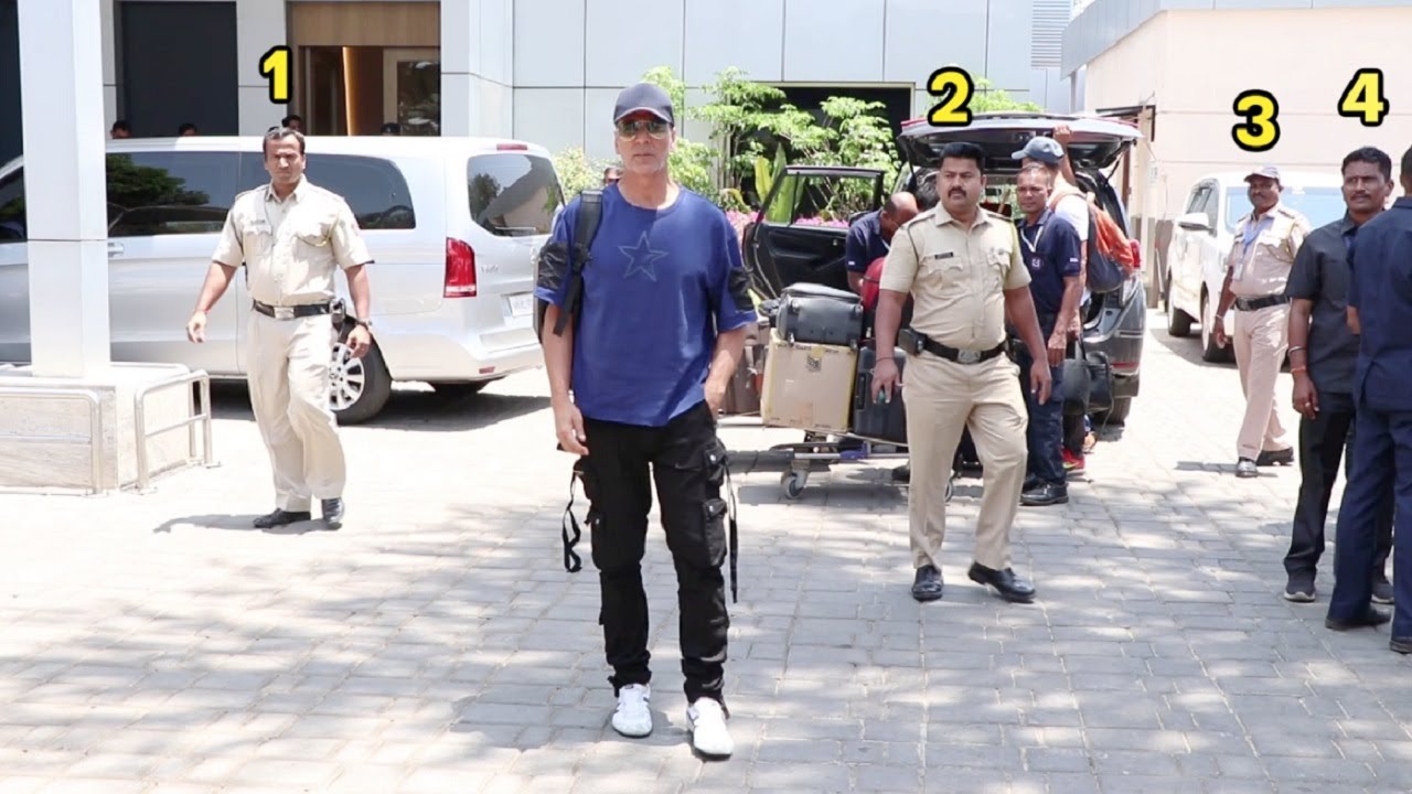 Akshay Kumar With Police Security At Airport