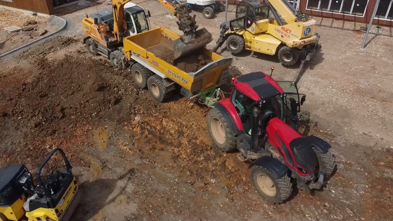 Valtra T234 rouge + Joskin KTP 22/50 au travaux Publics avec l'Entreprise LeFoll