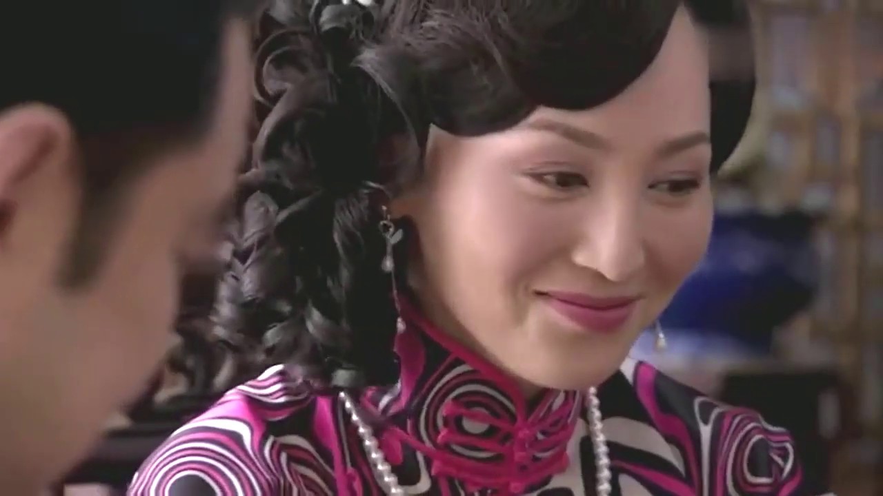 Concubine playing mahjong and stretching out her nylon feet at the end of the video
