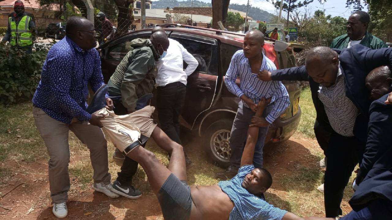 SEE HOW POLICE REMOVED MCA BONIFACE MUEKE CLOTHES WHILE TRYING TO ARREST HIM OUTSIDE MACHAKOS LAW CO
