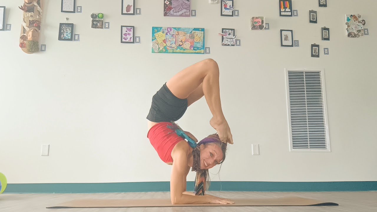 YOGA with JOY - 10 minute flow working towards Pincha Mayurasana #yoga #10minutes #pinchamayurasana 