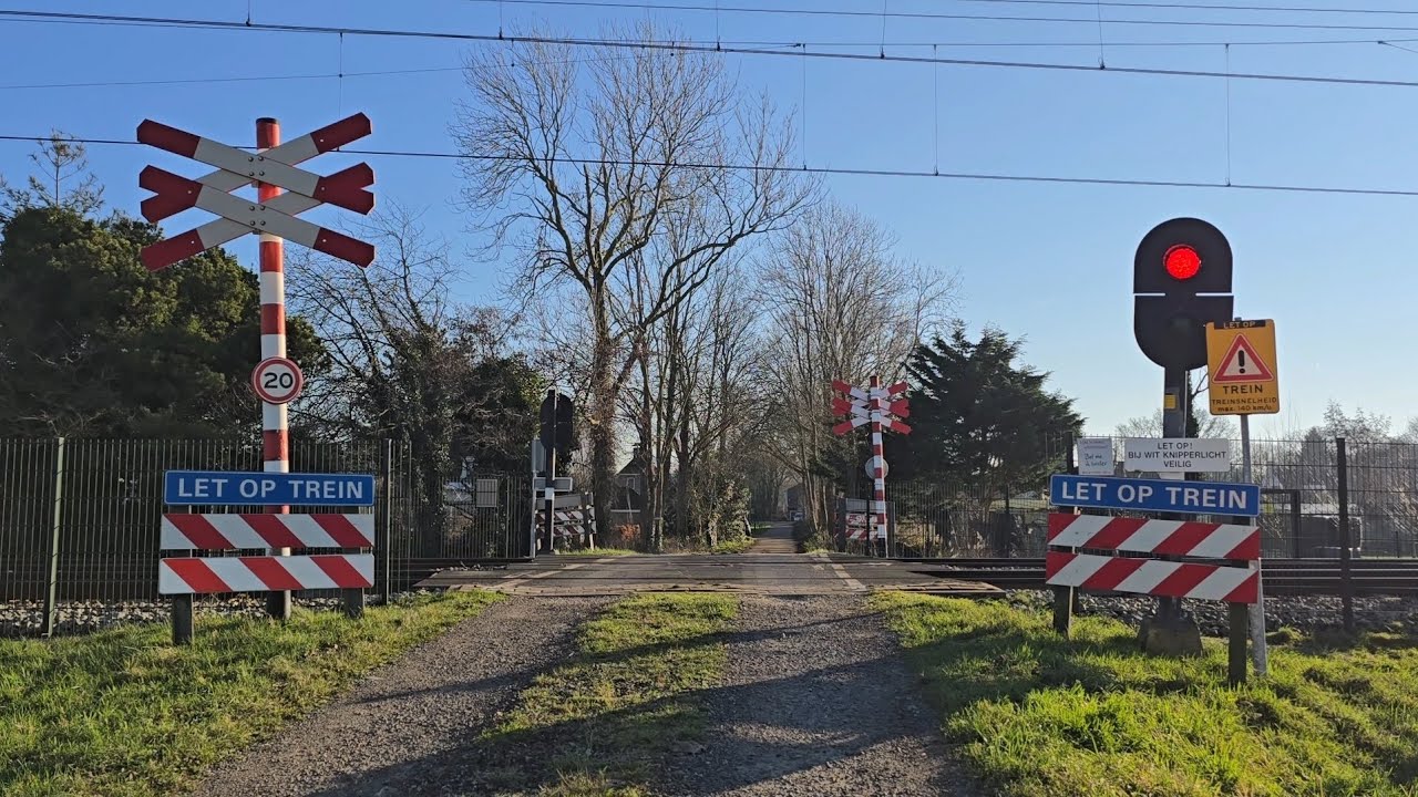 Spoorwegovergang Heiloo // Dutch Railroad Crossing 