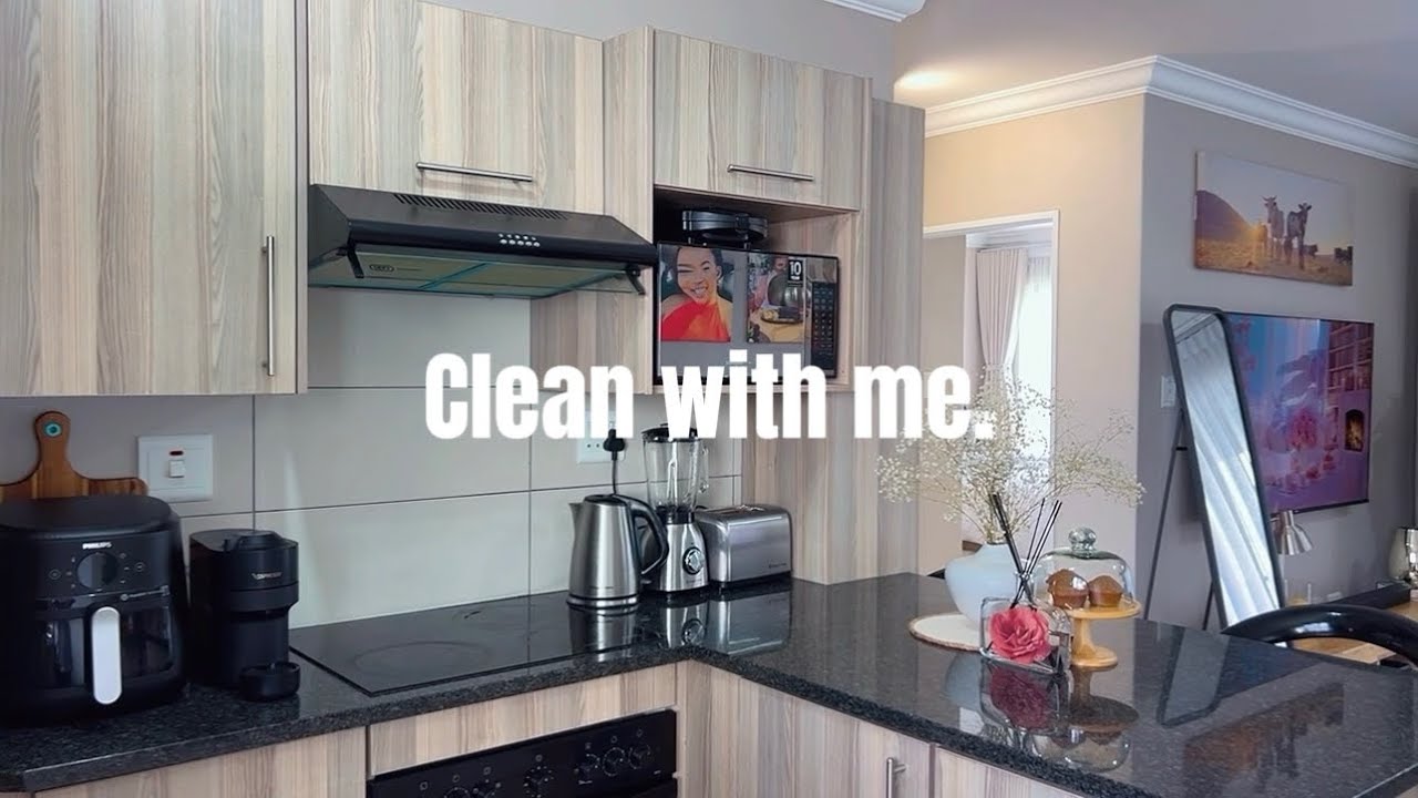 CLEAN WITH ME || SOUTH AFRICAN YOUTUBER || ODWA MZUZU
