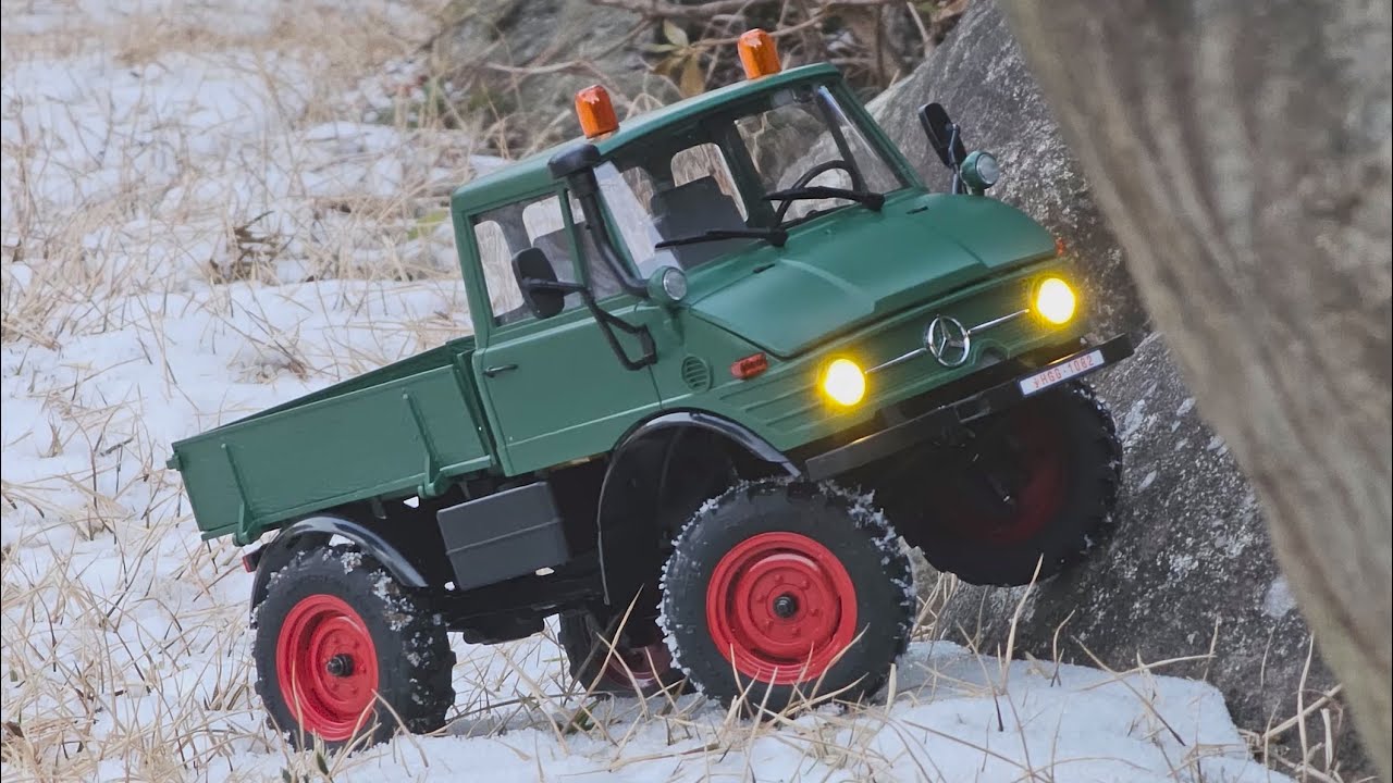 FMS 1:24 FCX24 Mercedes-Benz Unimog 421 RTR Unboxing & Winter Rock Crawling