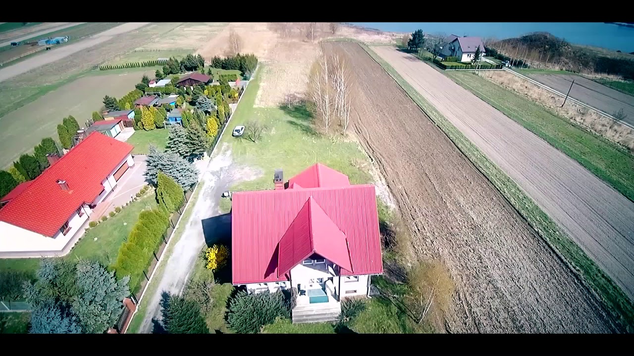 Przecieszyn. Dom na końcu ulicy otulony zielenią...