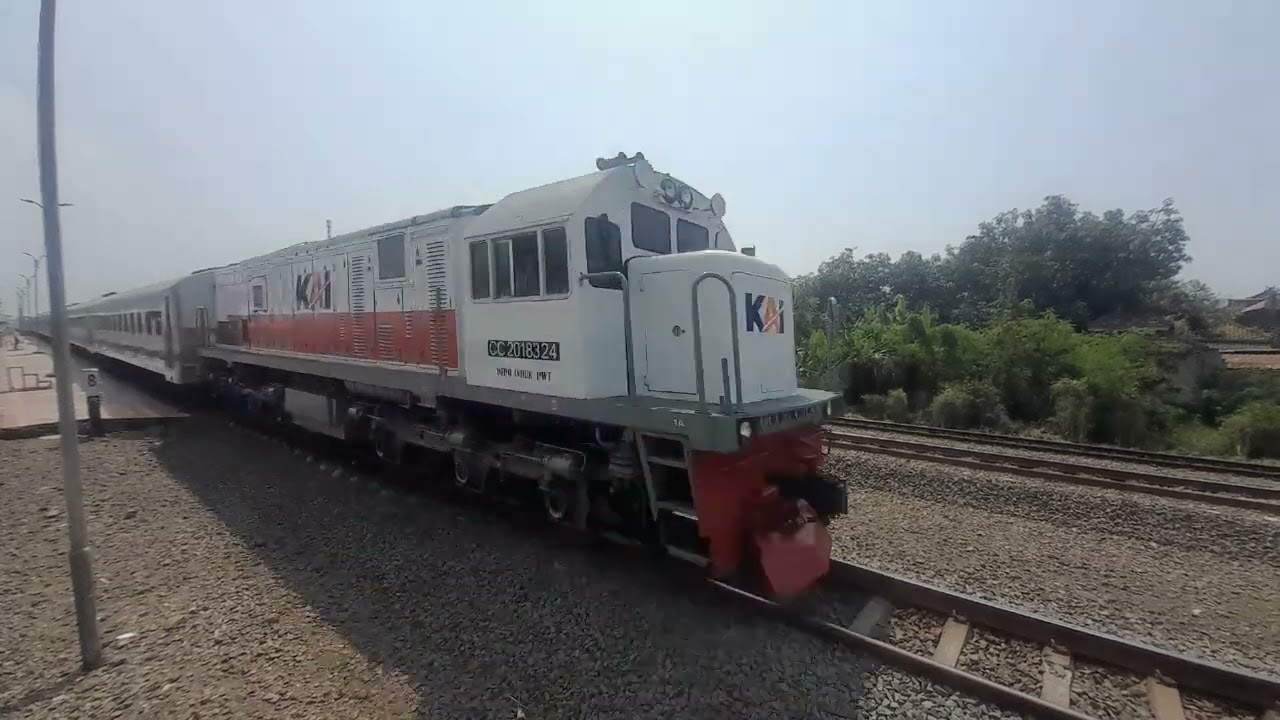 K.A 330 Comnuterline Walahar disusul K.A 270 Matarmaja di Stasiun Kosambi.
