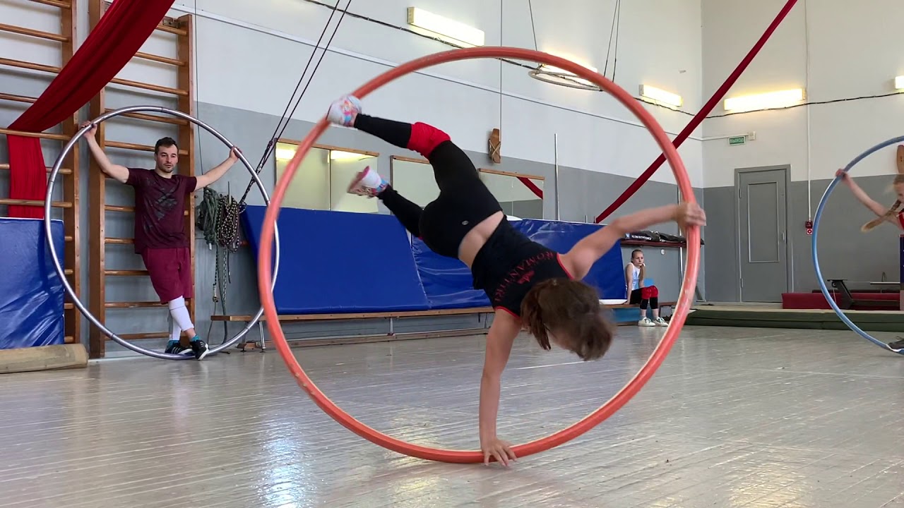 Show circus studio - cyr wheel kids training