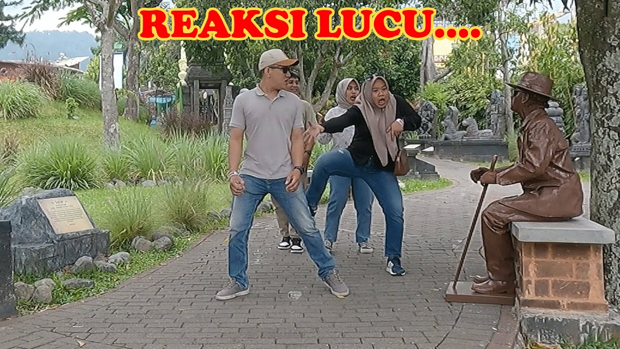 Itu adalah lelucon patung hidup musim hujan paling gila, living statue , human statue prank