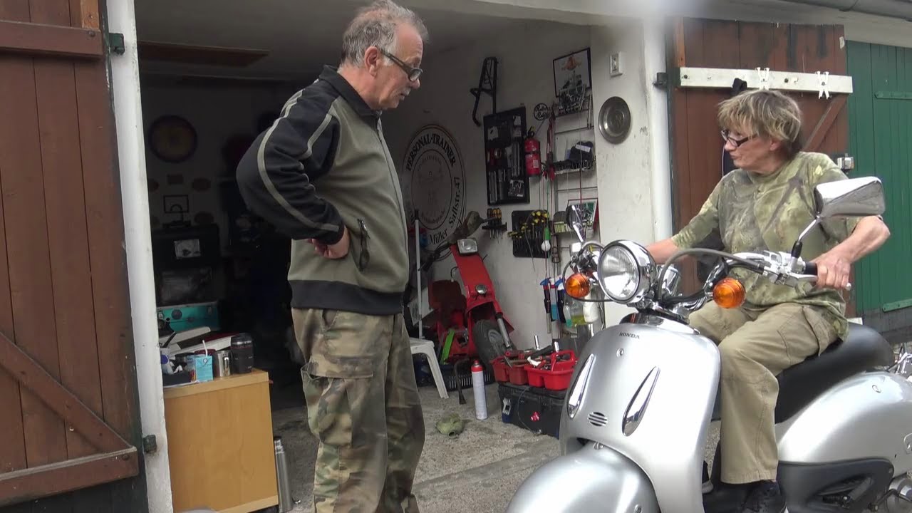 Roller-Rolf meine Frau Schraubt an Roller ! Honda Shadow