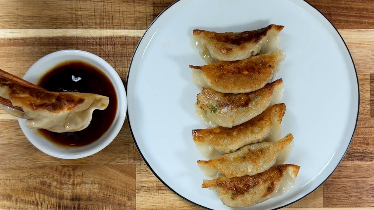 Crispy Japanese Gyoza Recipe   Perfect Pan Fried Dumplings at Home 🥟 🔥