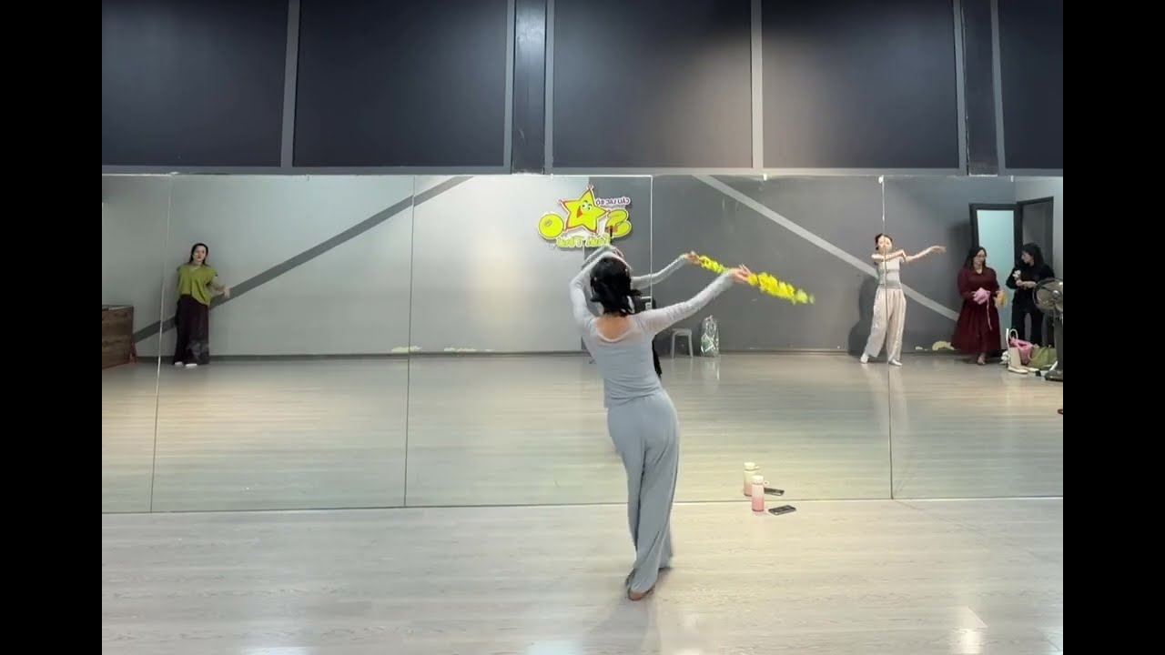 Múa Xuân tam nguyệt - bản gương ( Tiểu Én )