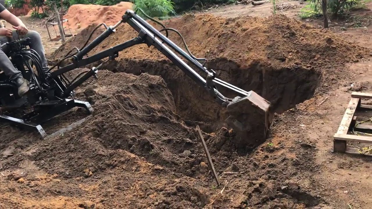 mini escavadeira prototipo WS PISCINAS em Campo Grande-MS