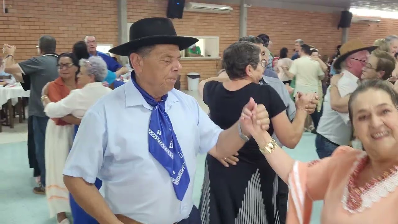 Em lages sc dia  13 12  25 ao.vivo música boa associação dos aposentado 