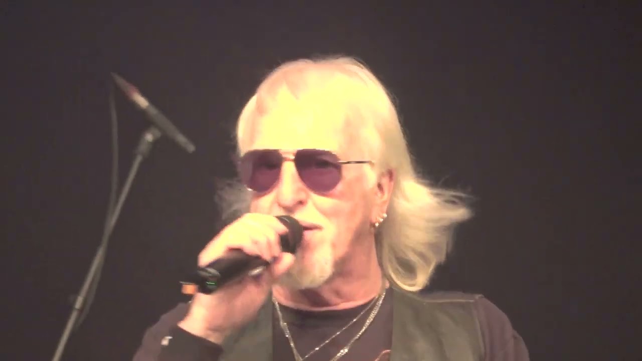The Troggs - Walking The Dog (MAH06887) am 29.11.2025 in der Stadthalle Osterholz-Schambeck