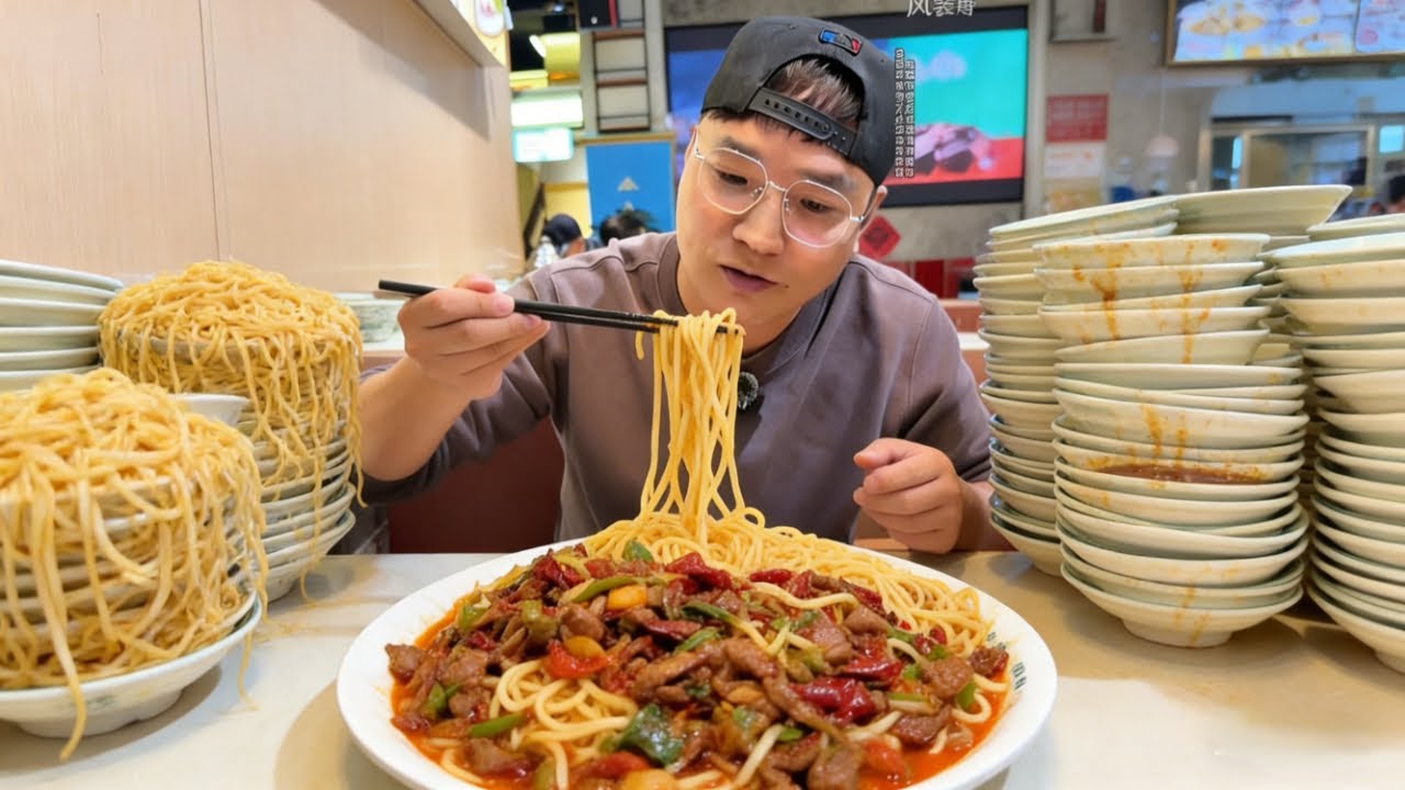 朋朋挑战无限续面新疆拌面，20碗暴风吸入，老板直接傻眼！