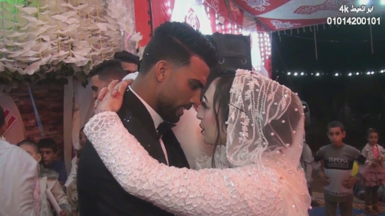 معقوله ياعريس علي المسرح كلها سعتين وهتدخلو عش الزوجيه😘😊