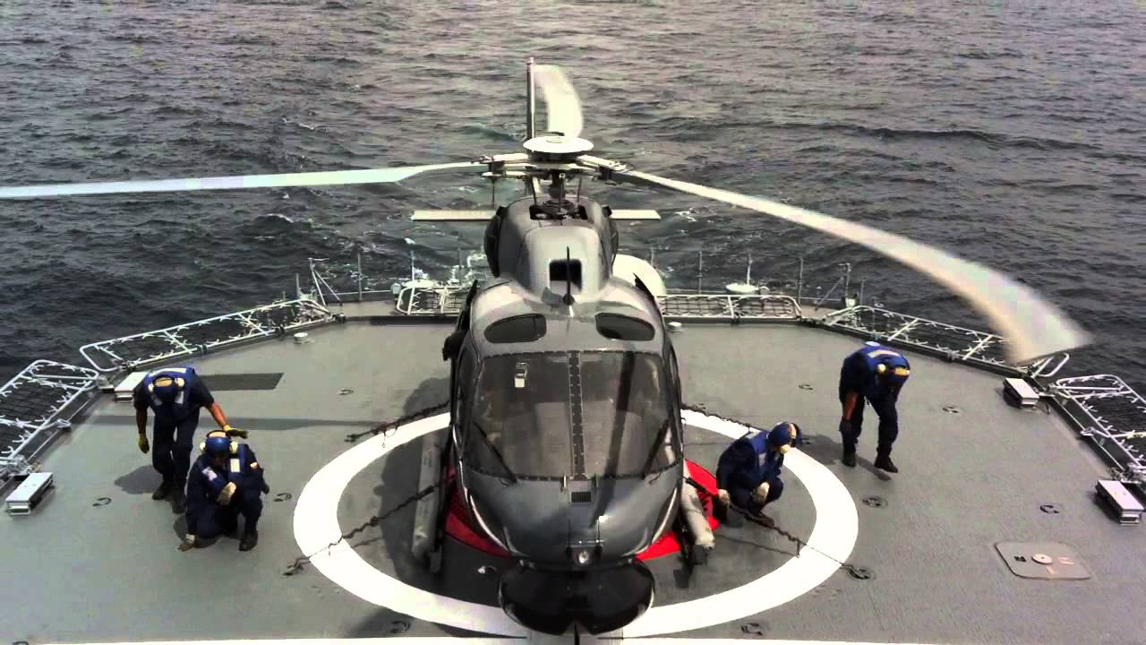 Helicóptero realiza maniobra de aterrizaje sobre cubierta: fragata ARC 'Almirante Padilla'