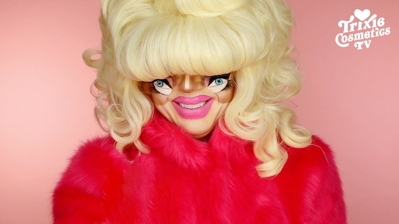 Trixie tries Tiny Face Makeup *JUMPSCARE WARNING*