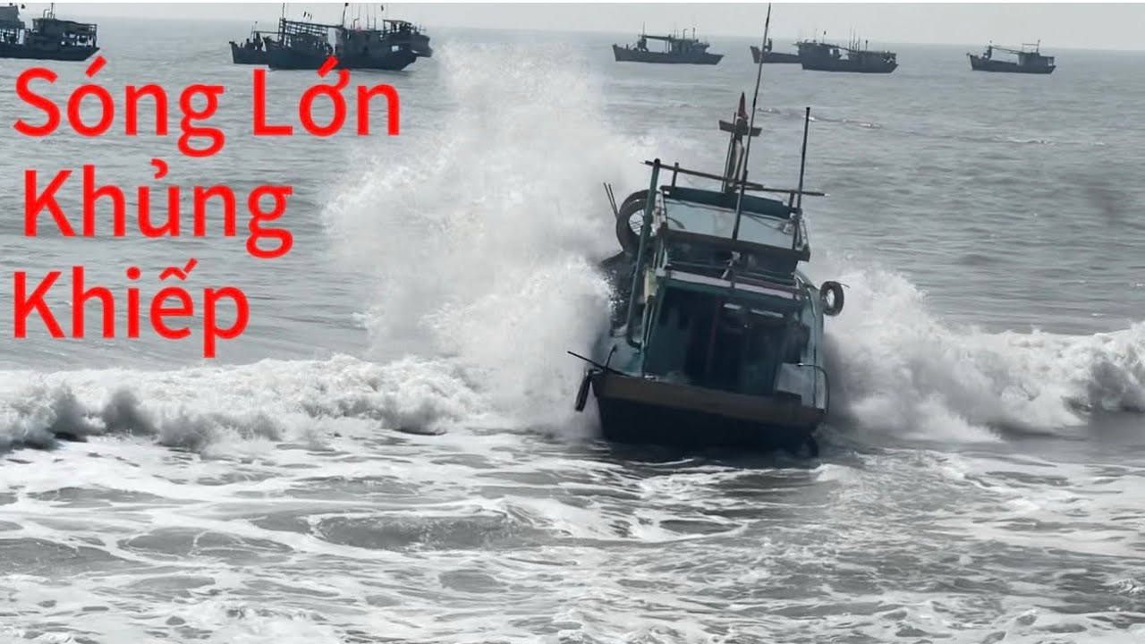 Cửa Biển lagi Bất Chợt Nổi Sóng Lớn Khủng Khiếp Ghe Ra Vô cửa Tài Công Hốt Hoản Thót Tim Ra ngoài 