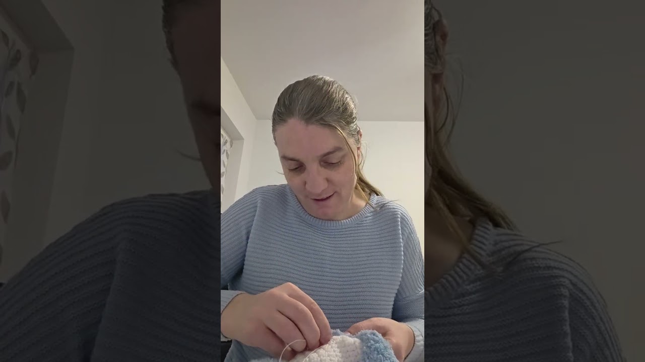🧢 Căciulă croșetată pentru băieți – alb & albastru 💙🤍Realizată manual, cu multă grijă și atenție .