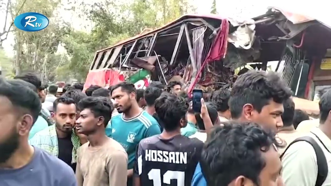 মাদারীপুরে বাস ও ভ্যানের ত্রিমুখী সংঘর্ষে ৩ জনের মৃ/ত্যু | Rtv News