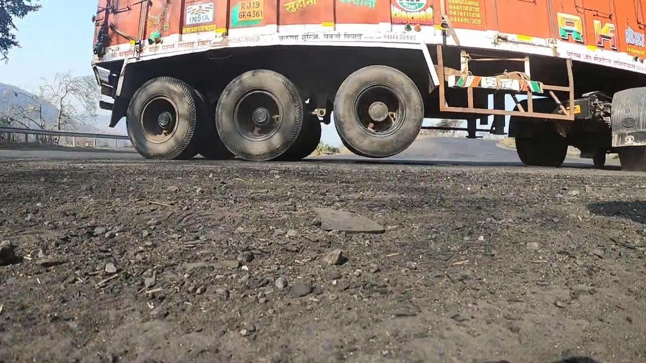 kannad ghat 14 tyre truck