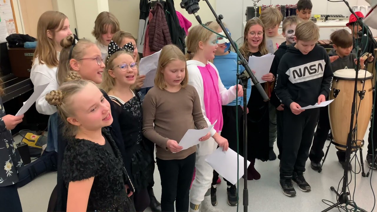 Joulupukki matkaan jo k&auml;y, (Cygnaeuksen 5. musiikkiluokka johtajana Tommi Kolunen).